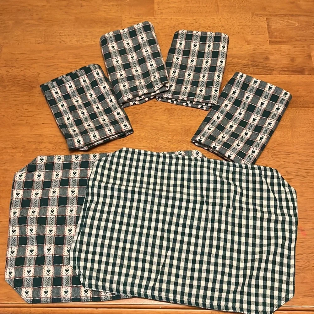 Set of 2 Handmade Cloth Reversible Placemats with 4 Coordinating Cloth Napkins